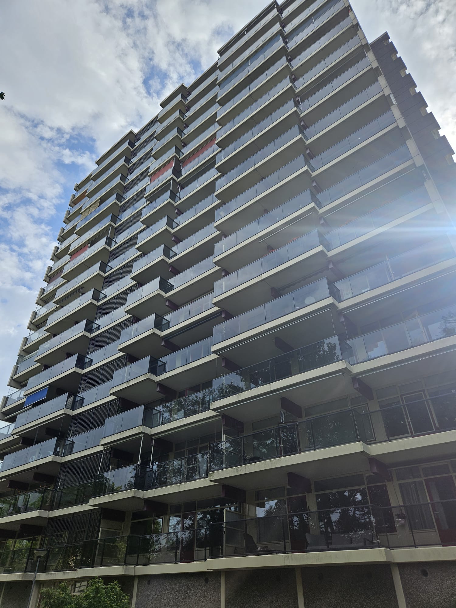 Hoekoplossing balkonbeglazing — strakke afwerking