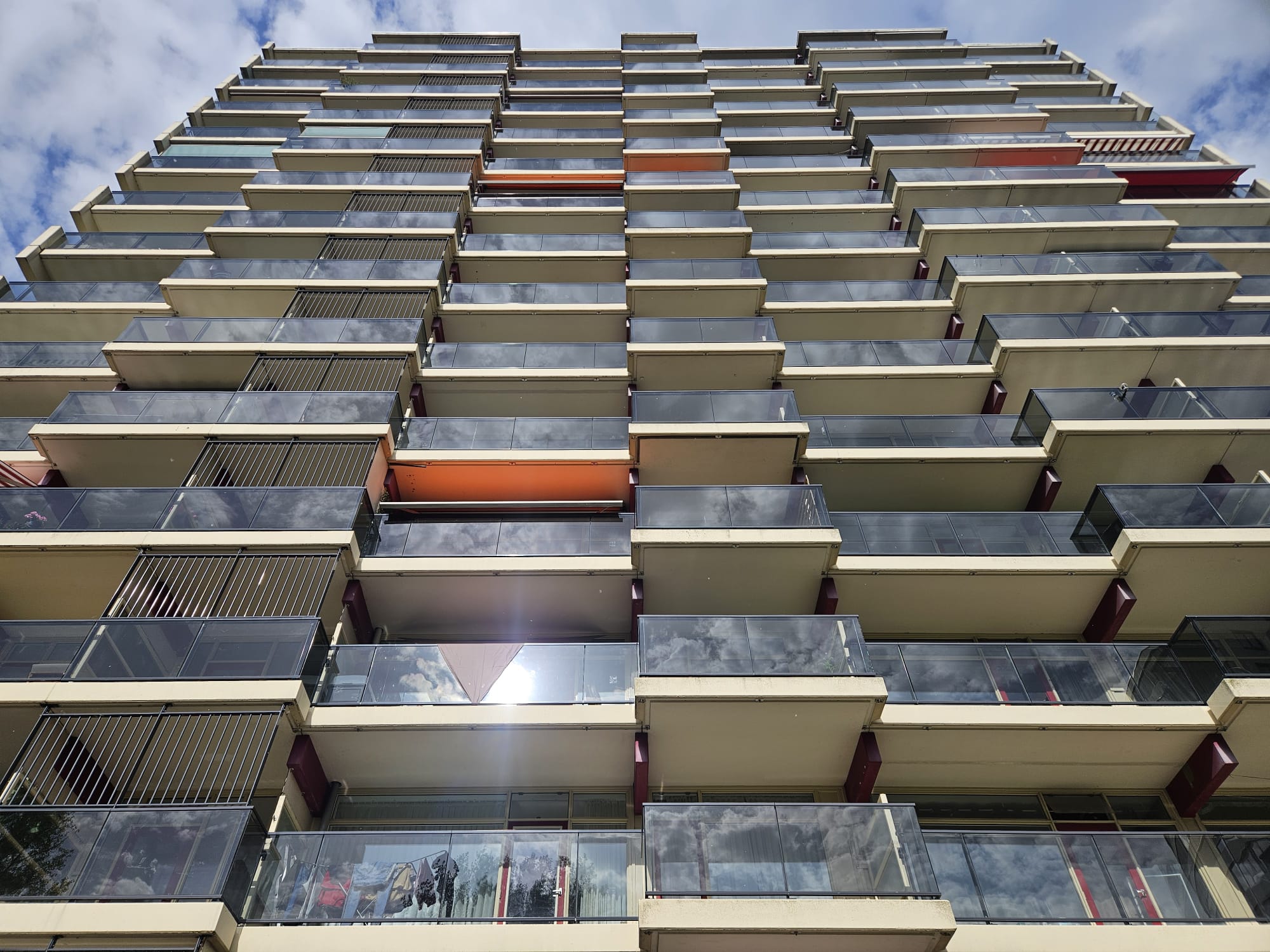 Gevelaanzicht na renovatie balkonbeglazing