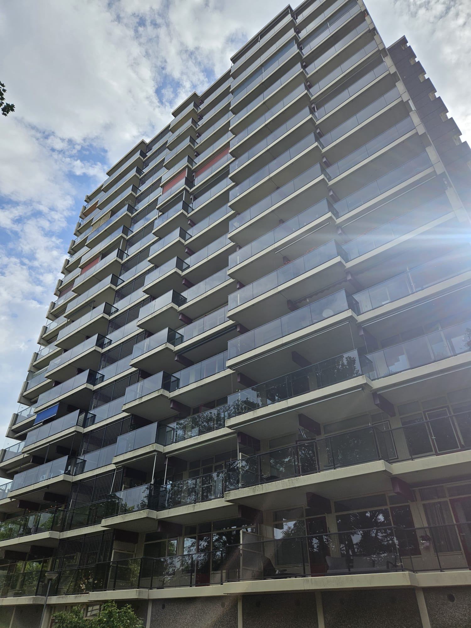 Volledige hoogbouw — balkonhekken gerenoveerd